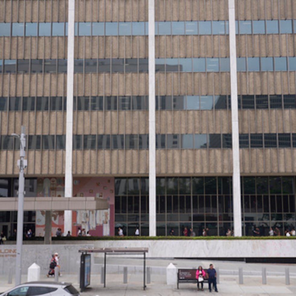 La gente hace cola fuera del Edificio Federal de Los Ángeles en Los Ángeles, 25 de junio de 2025. (AP Photo/Damian Dovarganes, Archivo)