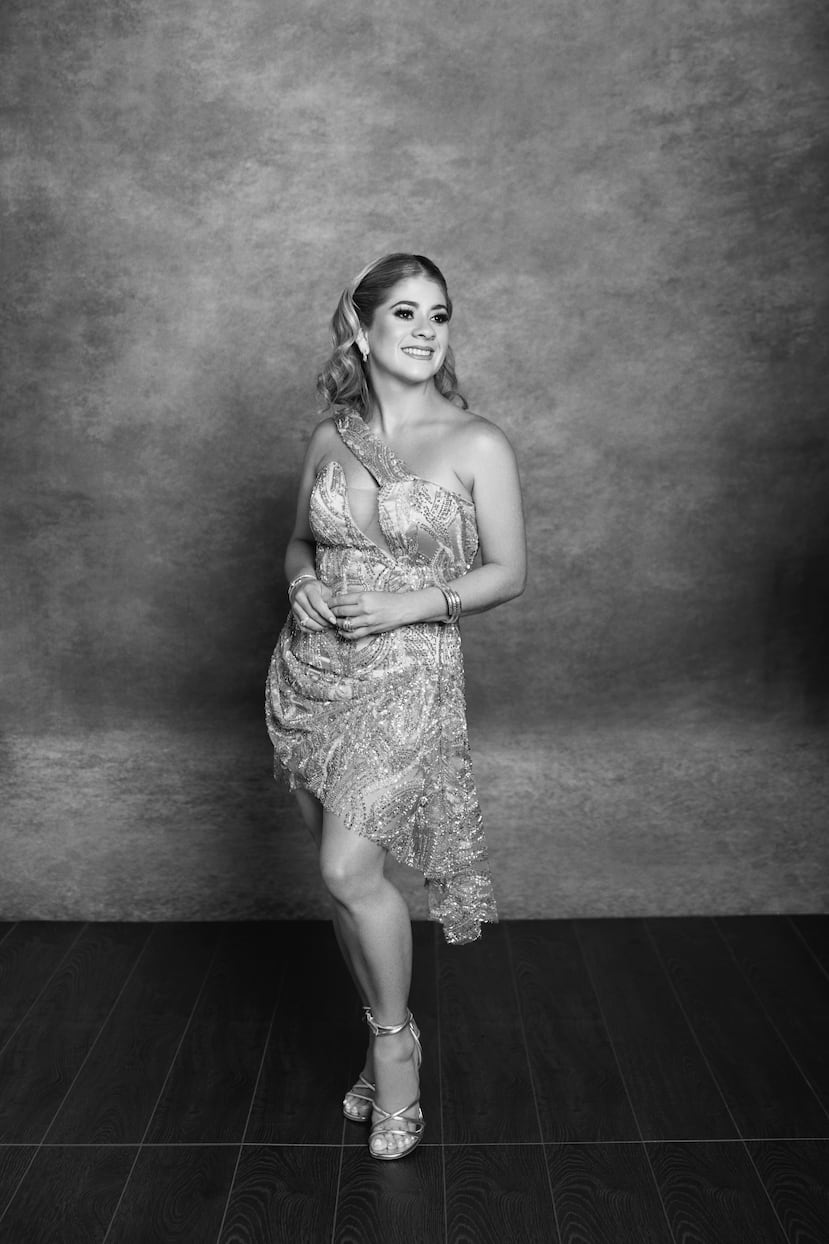 "Stylist": Claudia Madrid | Asistencia: Andrea Sofía Reverón| Joyería: John Hardy de Reinhold Jewelers Plaza las Américas | Apoyo de maquillaje en el “set”: George Pérez Cantres de House of Mua | Piso del estudio: Viva Carpets