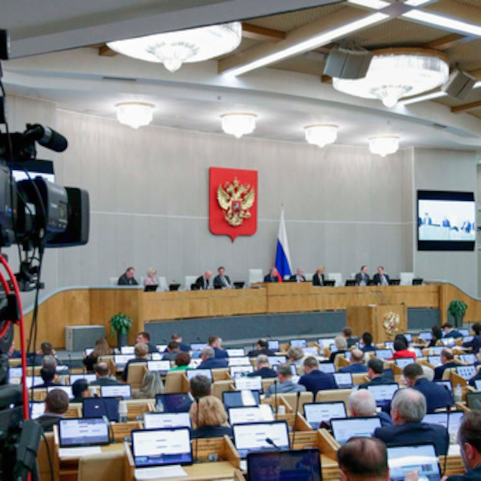 En esta fotografía proporcionada por el Servicio de Prensa de la Duma Estatal, Cámara Baja del Parlamento ruso, los diputados asisten a una sesión en la Duma Estatal, la cámara baja del parlamento ruso en Moscú, el martes 28 de octubre de 2025.