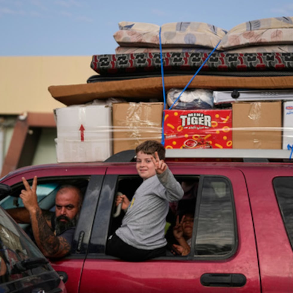 Desplazados muestran signos de victoria en Qasmiyeh, cerca de la ciudad de Tiro, al sur del Líbano, mientras regresan a su pueblo tras el alto el fuego entre Hezbolá e Israel, el viernes 17 de abril de 2026. (AP Photo/Mohammed Zaatari)