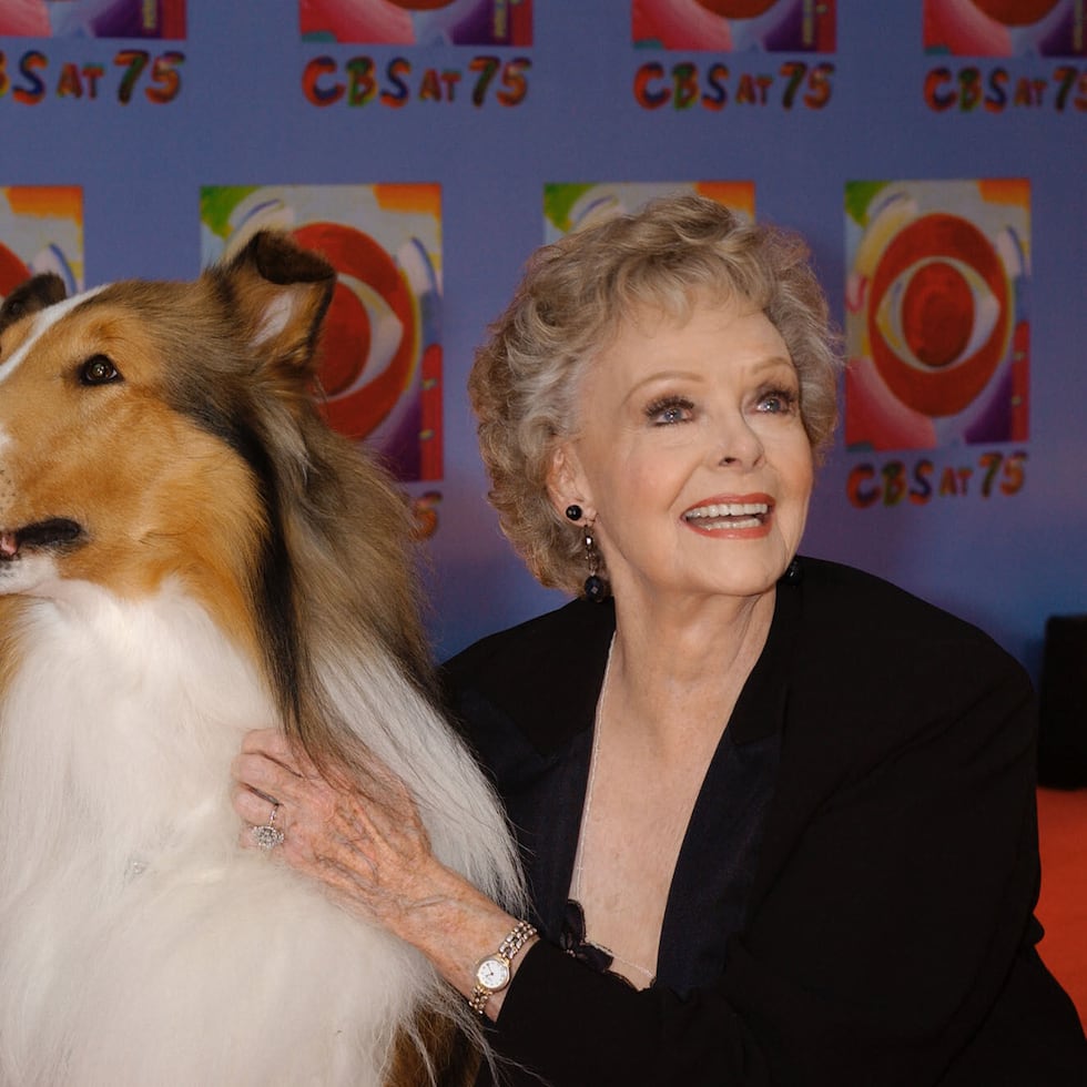 June Lockhart, quien interpretó el personaje de Ruth Martin, la madre de Timmy Martin, interpretado por Jon Provost, a la izquierda, durante la serie clásica "Lassie" posa para una fotografía con la novena generación de Lassie, el domingo 2 de noviembre de 2003, en Nueva York.
