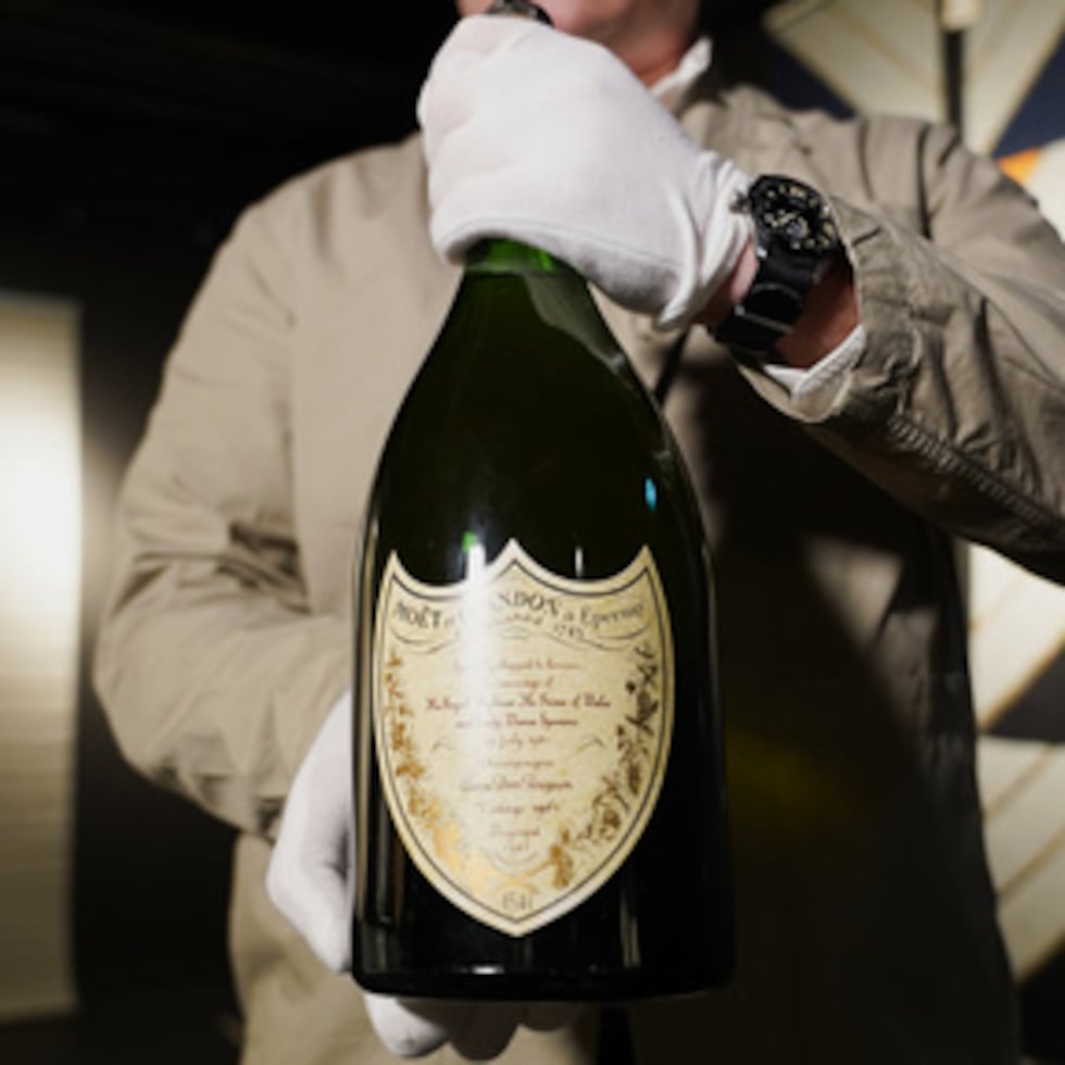 La casa de subastas danesa Bruun Rasmussen subastará este jueves una exclusiva botella magnum de champán Dom Pérignon Vintage 1961, producida especialmente para la ocasión.