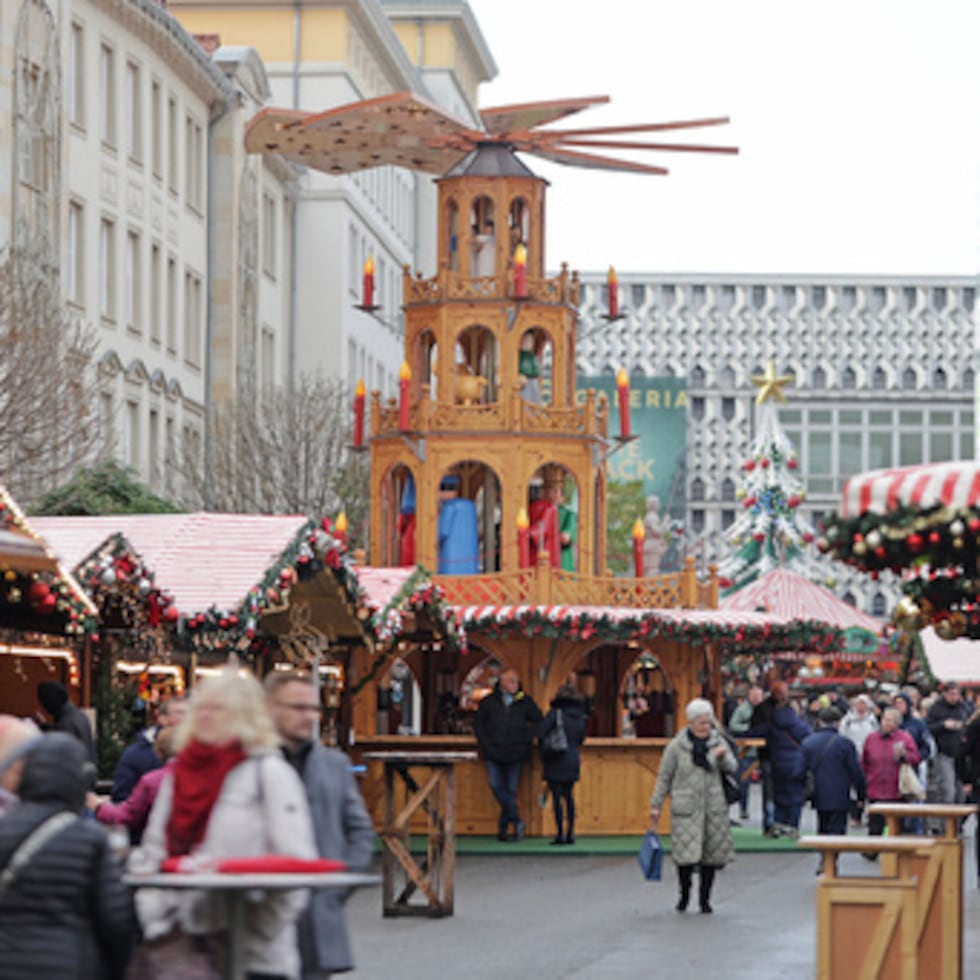 Visitantes pasean por el mercado navideño de la ciudad de Magdeburgo, Alemania, el jueves 20 de noviembre de 2025. (Matthias Bein/dpa vía AP)