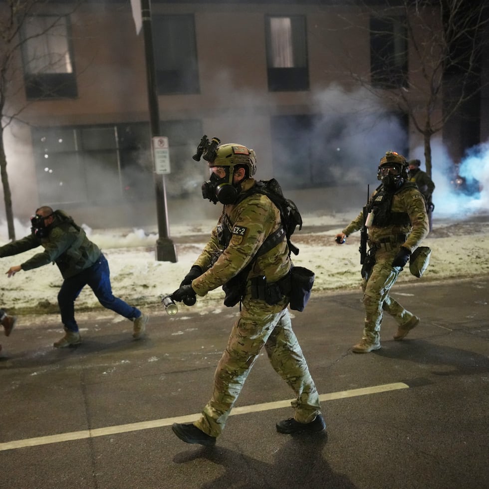 Desde finales de 2025, el despliegue de miles de agentes federales del Servicio de Inmigración y Control de Aduanas (ICE) y de la Patrulla Fronteriza en Minneapolis, como parte de la llamada Operation Metro Surge, ha generado un clima de miedo e inseguridad entre residentes y comunidades migrantes, escribe Juan Cuadrado.