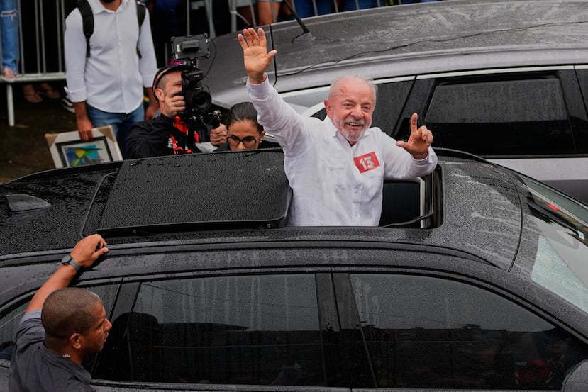 El presidente Luiz Inacio Lula da Silva, saluda a sus seguidores después de votar en Brasil.