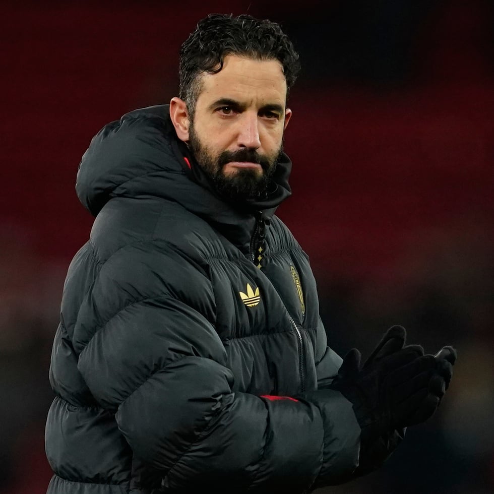 El técnico de Manchester United, Ruben Amorim, deja el equipo en el sexto lugar de la tabla con 31 puntos.