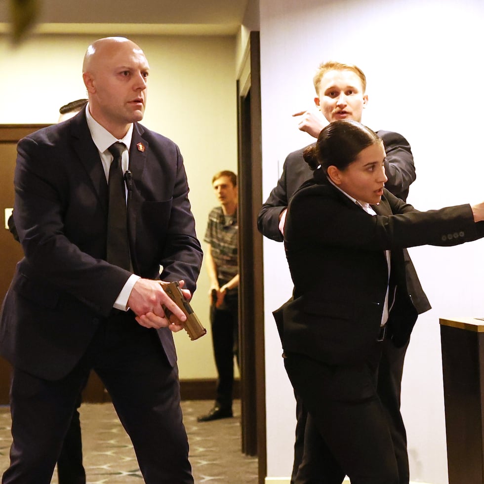 El presidente Donald Trump resultó ileso y otros altos dirigentes de Estados Unidos fueron evacuados de la cena anual de corresponsales de la Casa Blanca el sábado por la noche tras una amenaza no especificada.