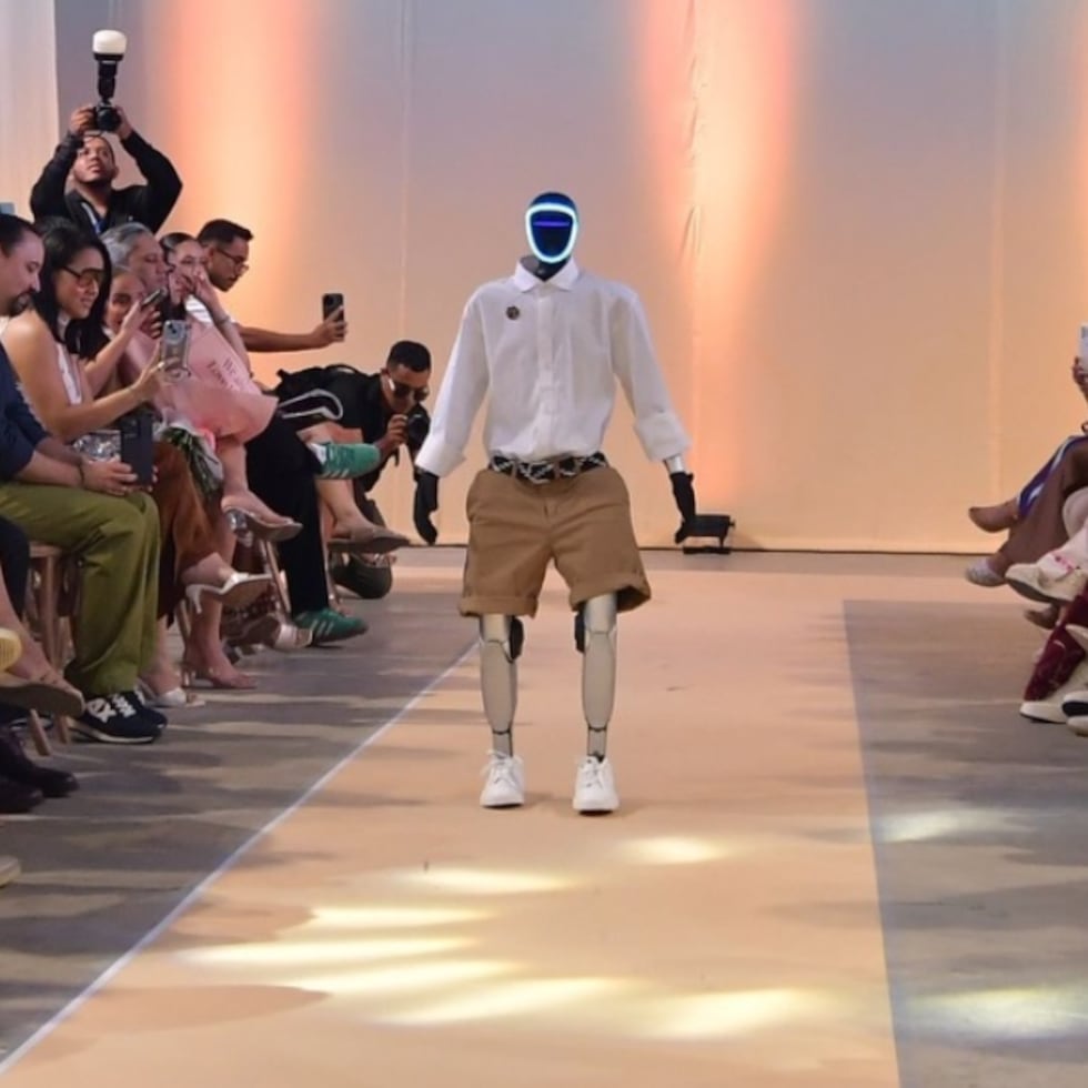 Modelo robot Barranquilla Fashion Week