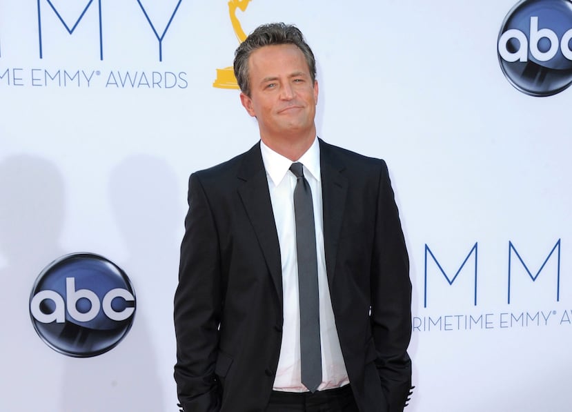 ARCHIVO - El actor Matthew Perry llega a la 64.ª edición de los Premios Emmy en Los Ángeles el 23 de septiembre de 2012. (Foto de Jordan Strauss/Invision/AP, Archivo)