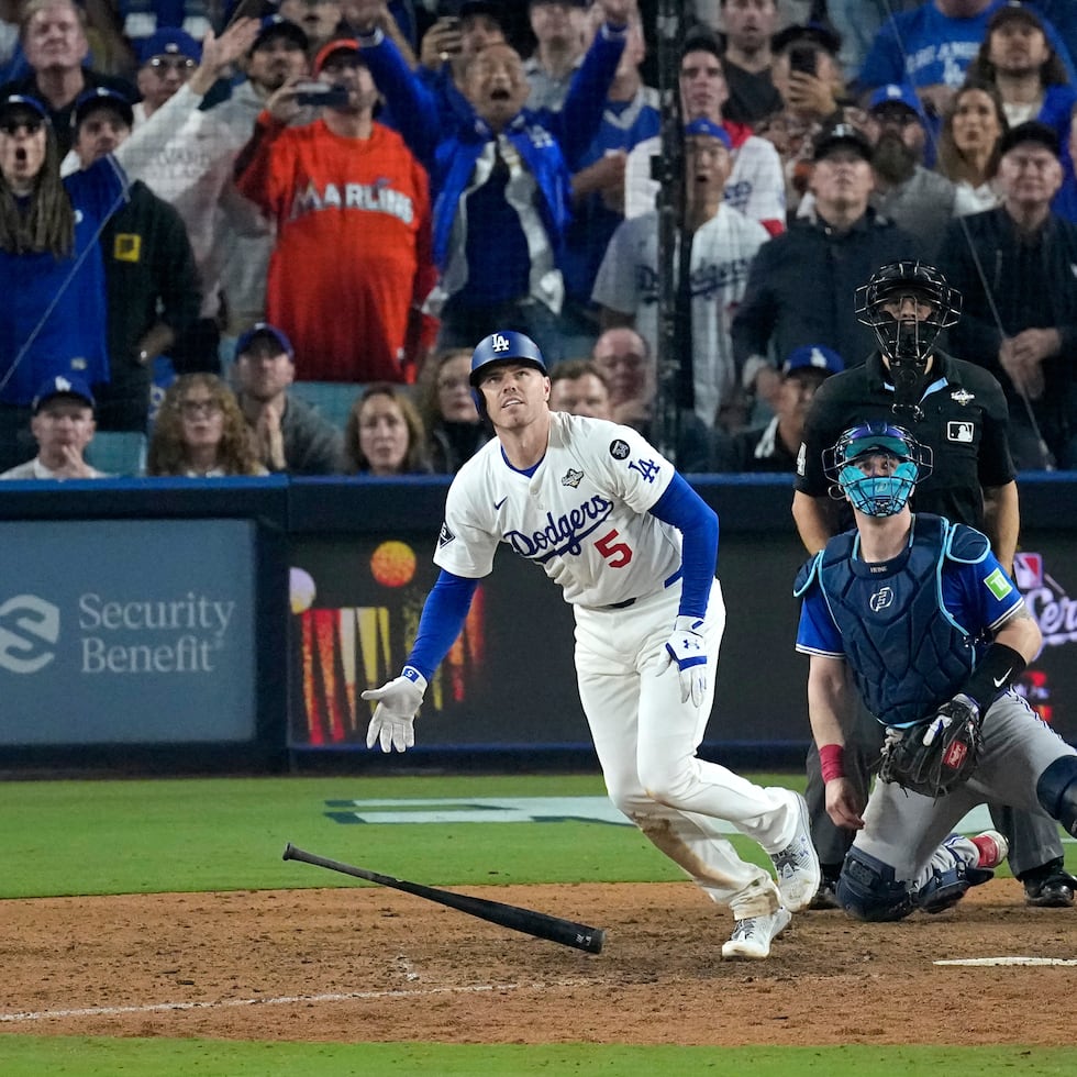 Freddie Freeman observa su decisivo jonrón en la entrada 18 del tercer juego de la Serie Mundial.