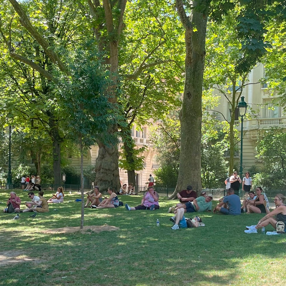 Cientos de turistas se refugian del calor en París el pasado miércoles.
