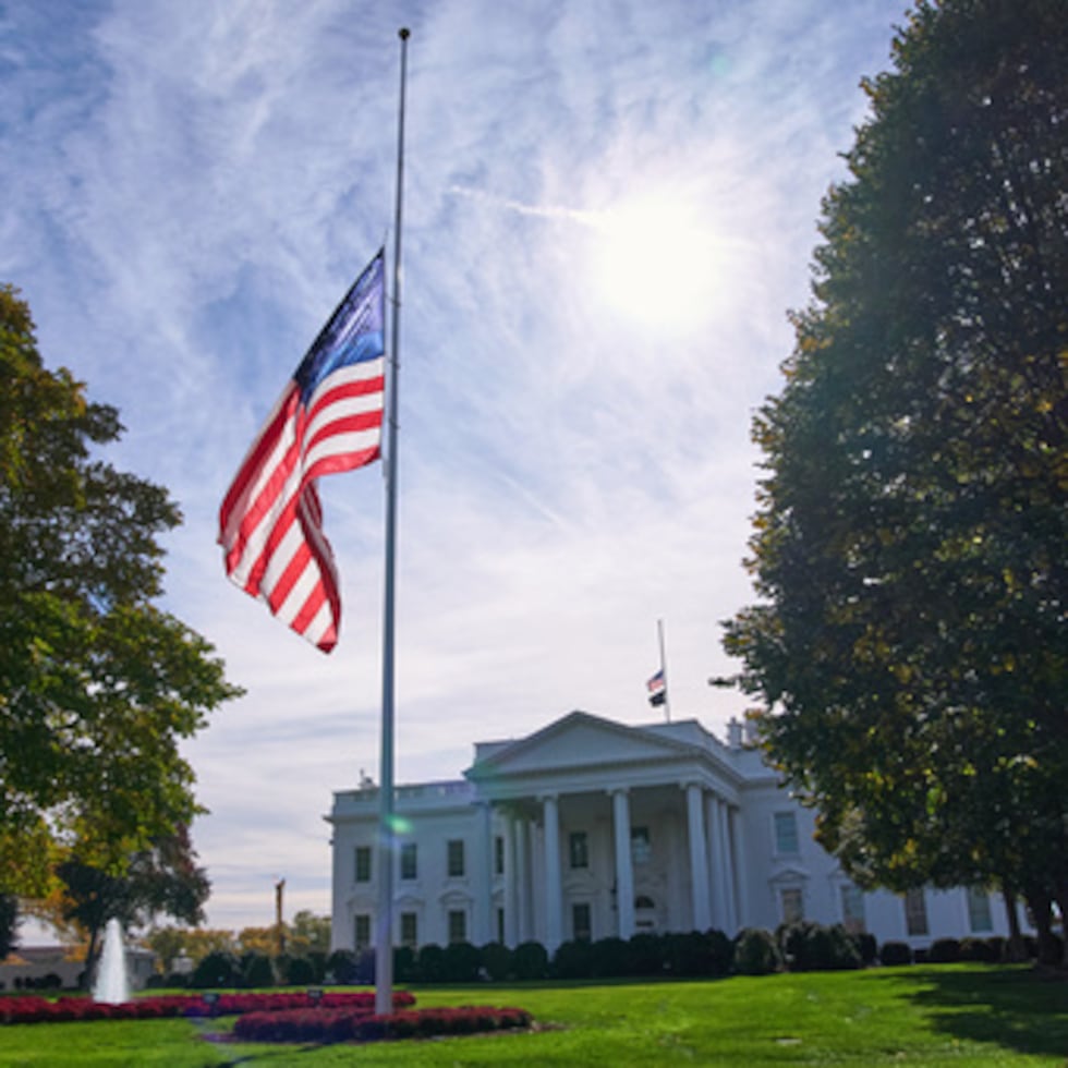 Bandera de EEUU a media asta en la Casa Blanca. Washington, D.C.