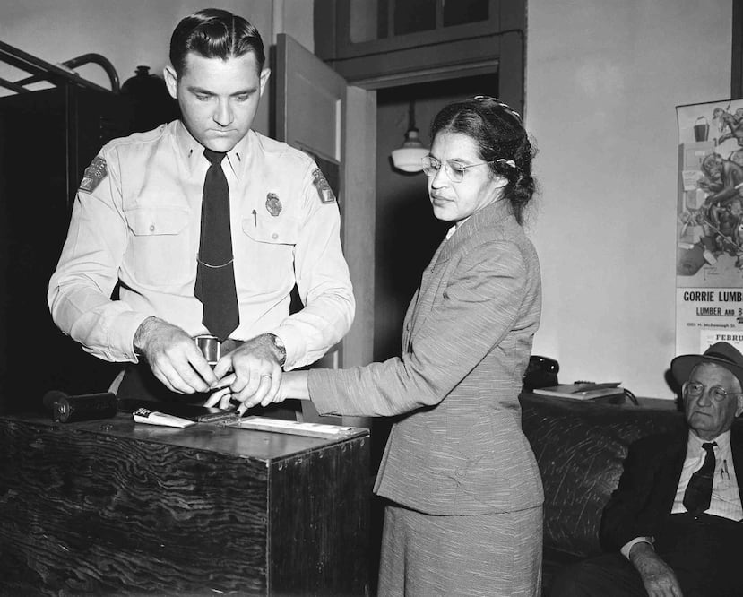 Un agente le toma las huellas digitales a Rosa Parks, tras ser detenida por violar una ordenanza que obligaba a los pasajeros de raza negra a sentarse en el fondo de los autobuses. (AP)