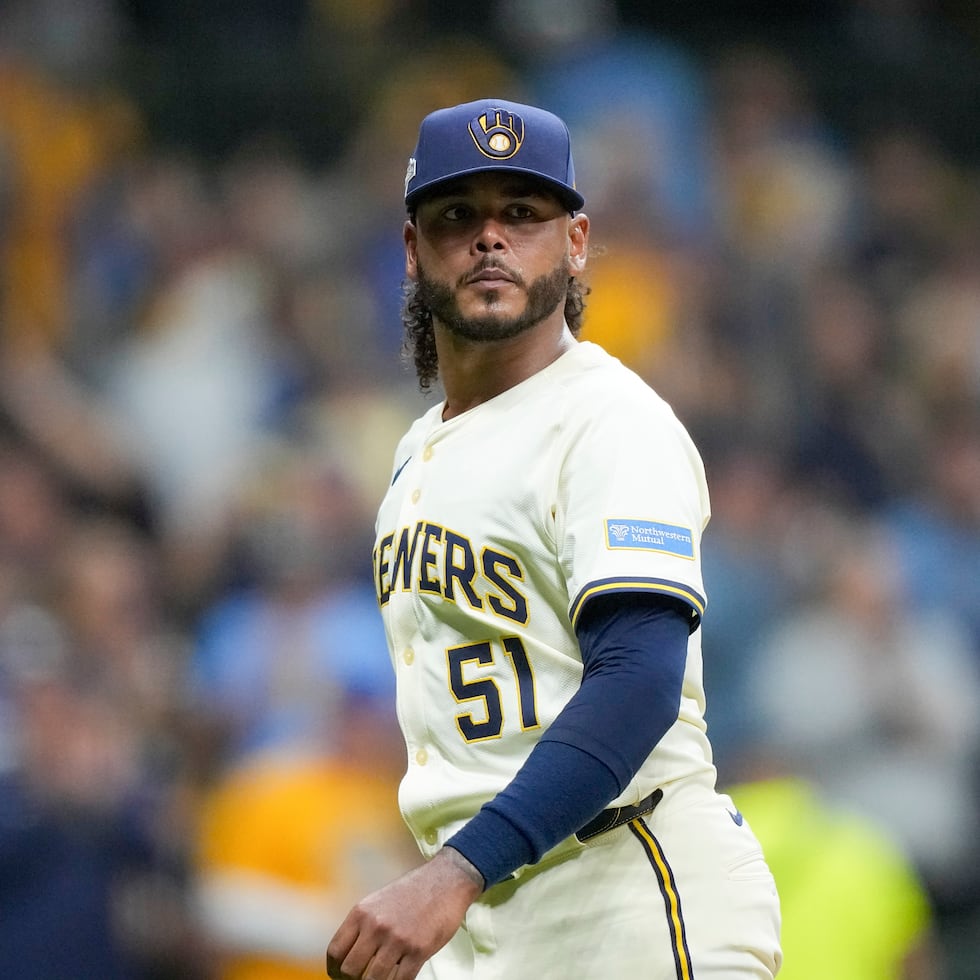 }El dominicano Freddy Peralta, de los Cerveceros de Milwaukee, camina hacia la cueva en el segundo juego de la Serie de Campeonato de la Liga Nacional ante los Dodgers de Los Ángeles, el 14 de octubre de 2025 (AP Foto/Brynn Anderson, archivo)