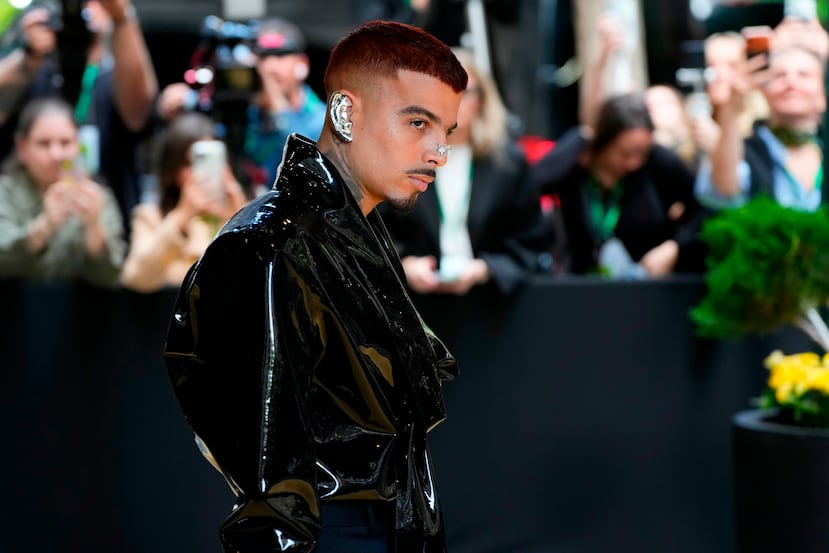 Rauw Alejandro a su salida de The Carlyle Hotel momentos antes de su llegada a la Met Gala 2026