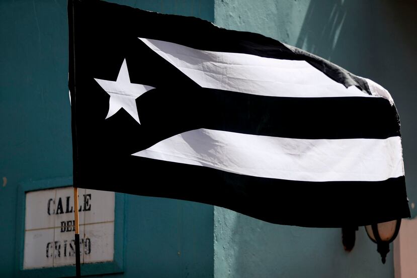 Durante las protestas que tuvieron lugar este mes, la bandera negra fue ondeada constantemente por manifestantes.