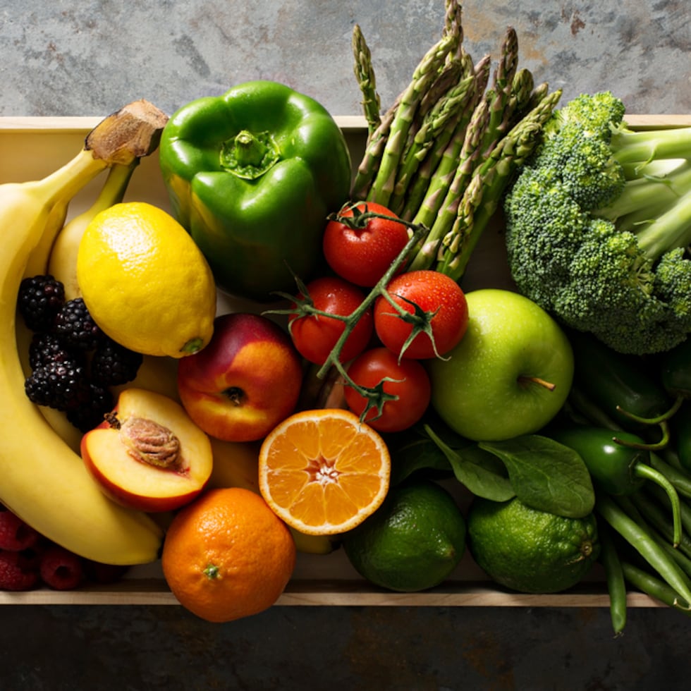 La recomendación es consumir una amplia variedad de alimentos de origen vegetal durante la semana, incluyendo frutas, vegetales, legumbres, hortalizas, granos enteros, nueces y semillas.