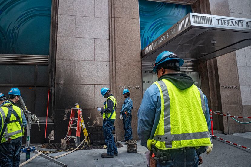 Autoridades atienden un fuego en la emblemática tienda Tiffany en Nueva York.