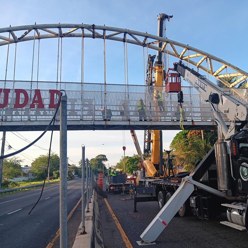 Puente peatonal sobre la PR-2.
