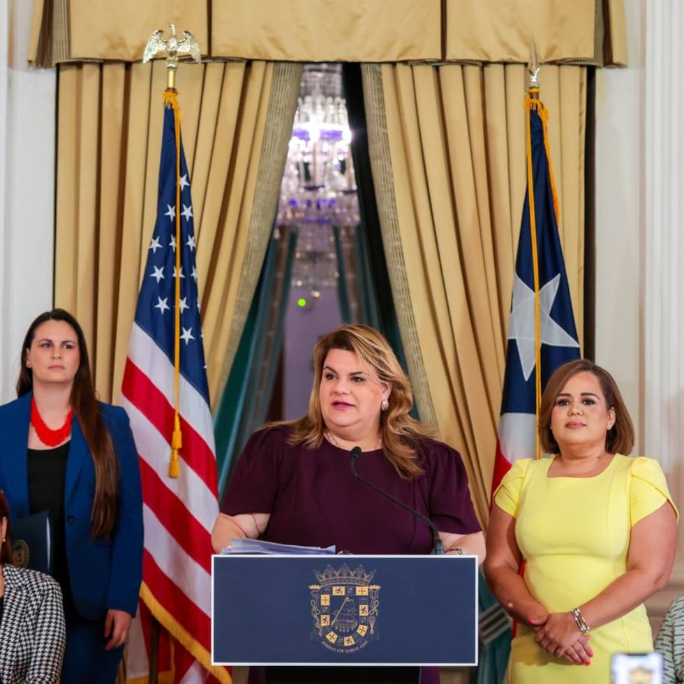 Al centro, la gobernadora Jenniffer González.
