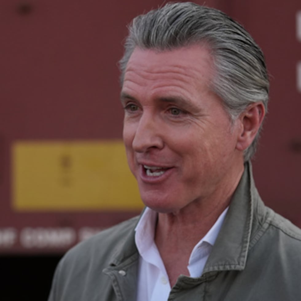 ARCHIVO - El gobernador de California, Gavin Newsom, reacciona durante una rueda de prensa en Wasco, California, el martes 3 de febrero de 2026. (AP Photo/Damian Dovarganes, Archivo)