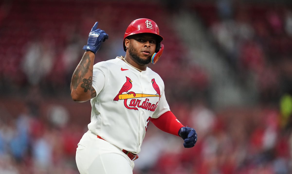Nelson Velázquez conecta su cuarto jonrón pero Cardinals caen ante Brewers 10-2