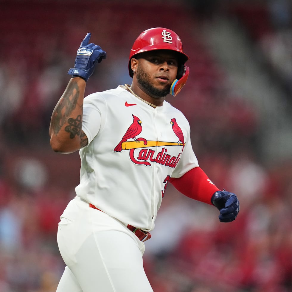 Nelson Velázquez recorre las bases mientras celebra su cuadrangular de dos carreras en la sexta entrada, que acercó 3-2 a San Luis en el segundo de dos partidos contra Milwaukee.