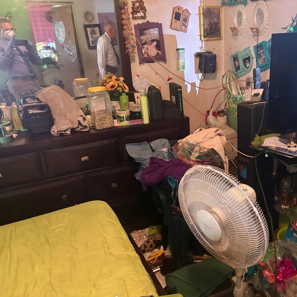 Las autoridades encontraron que los menores vivian en condiciones infrahumanas en la residencia, con excreta de animales en las camas y el piso, comida en estado de descomposición y ropa regada por toda la casa.