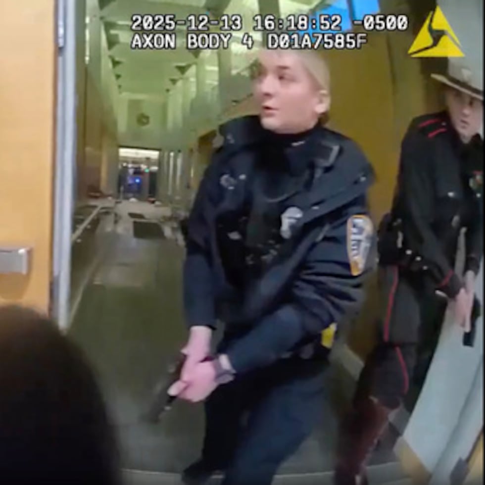 Esta imagen de la cámara de vídeo de la policía proporcionada por la Policía de Providence muestra a la policía respondiendo en la escena de un tiroteo en la Universidad de Brown en Providence, Rhode Island, 13 de diciembre de 2025. (Policía de Providence vía AP)