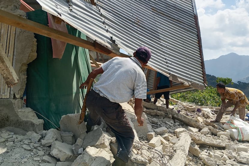 Las autoridades dijeron que decenas de residentes más resultaron heridos y advirtieron que el número de fallecidos casi con certeza aumentará.