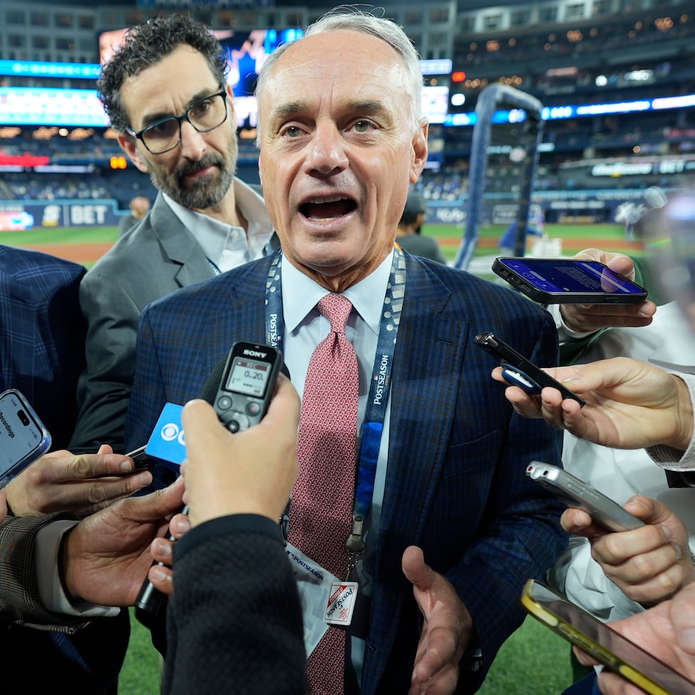 El comisionado de las Grandes Ligas, Rob Manfred, habla con la prensa antes del segundo juego de la Serie Mundial, el sábado 25 de octubre de 2025 en Toronto (AP Foto/David J. Phillip)