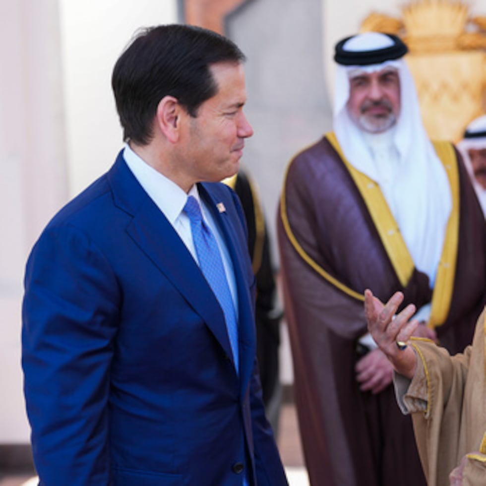 El secretario de Estado de Estados Unidos, Marco Rubio, y el rey de Baréin, Hamad bin Isa Al Khalifa, conversan tras su reunión en el Palacio de Al-Sakhir.