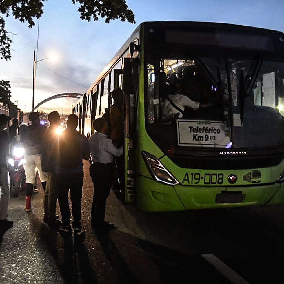 Tras registrarse el apagón, la ETED estableció que las salidas de las unidades de generación de la Compañía de Electricidad de San Pedro de Macorís (CESPM) y la Central Eléctrica Quisqueya de esa demarcación, en el este del país, originaron el disparo en cascada de las demás plantas de transmisión y generación de electricidad.