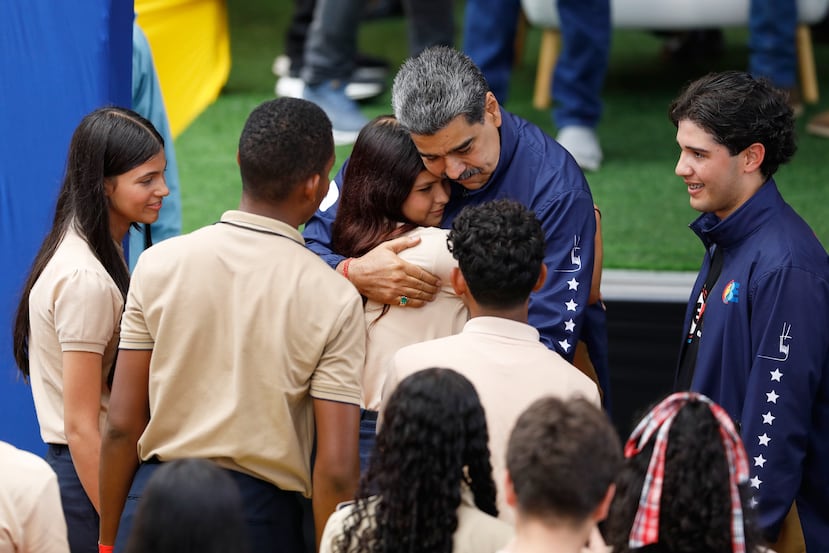 El presidente venezolano Nicolás Maduro abraza a un estudiante durante un evento del Día del Estudiante en el palacio presidencial de Miraflores en Caracas, Venezuela, el viernes 21 de noviembre de 2025. (Foto AP/Cristian Hernández)