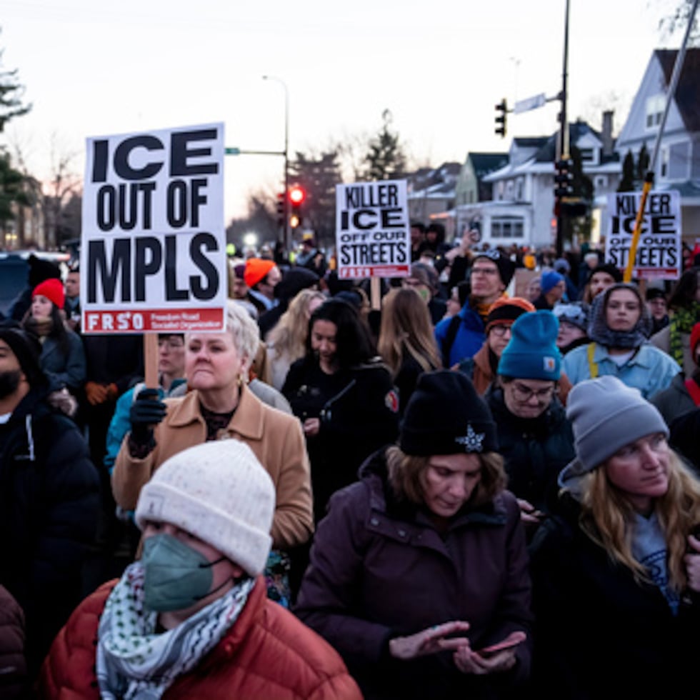 Un grupo de personas participa en una protesta y una vigilia después de que un agente del Servicio de Inmigración y Control de Aduanas matara a tiros a una mujer en Minneapolis. (Christopher Katsarov/The Canadian Press vía AP)