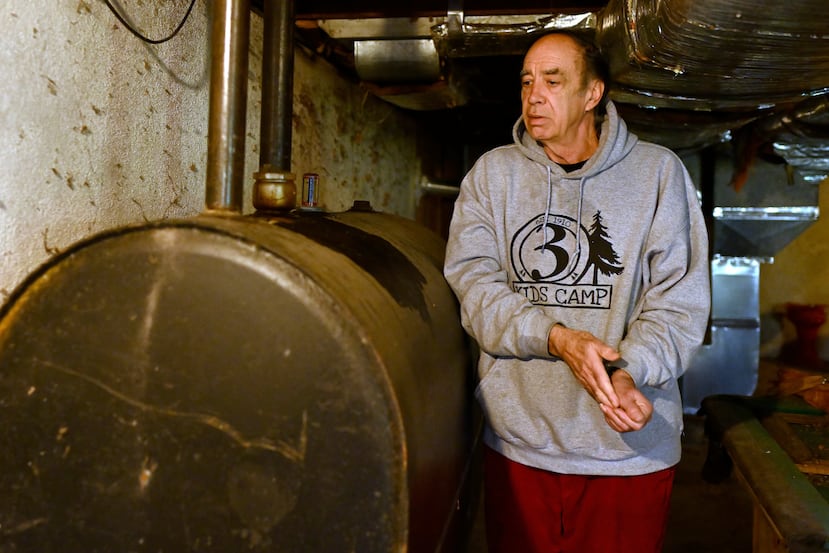 Mark Bain, beneficiario del Programa de Asistencia Energética para Hogares de Bajos Ingresos, se frota las manos al revisar el nivel de gasóleo en su casa, con la esperanza de tener suficiente para superar el cierre, en Bloomfield, Connecticut, el lunes 27 de octubre de 2025. (Foto AP/Jessica Hill)