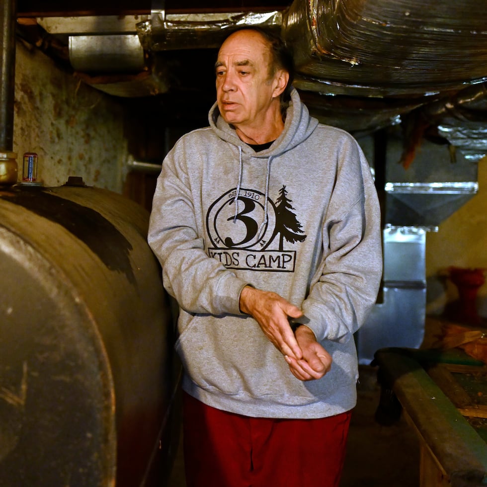 Mark Bain, beneficiario del Programa de Asistencia Energética para Hogares de Bajos Ingresos, se frota las manos al revisar el nivel de gasóleo en su casa, con la esperanza de tener suficiente para superar el cierre, en Bloomfield, Connecticut.