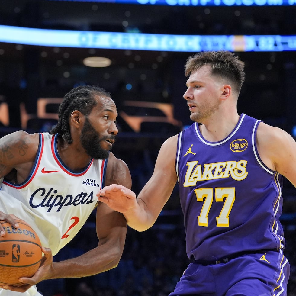 Luka Doncic, de los Lakers, le pone presión a Kawhi Leonard durante la segunda mitad del partido del martes ante los Clippers.