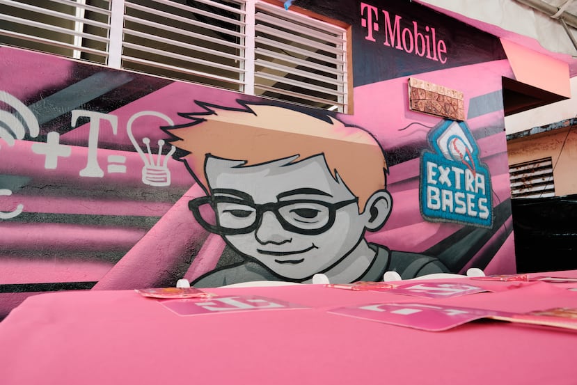 Esta donación forma parte de la estrategia de la compañia de T-Mobile comunidades en toda la isla.