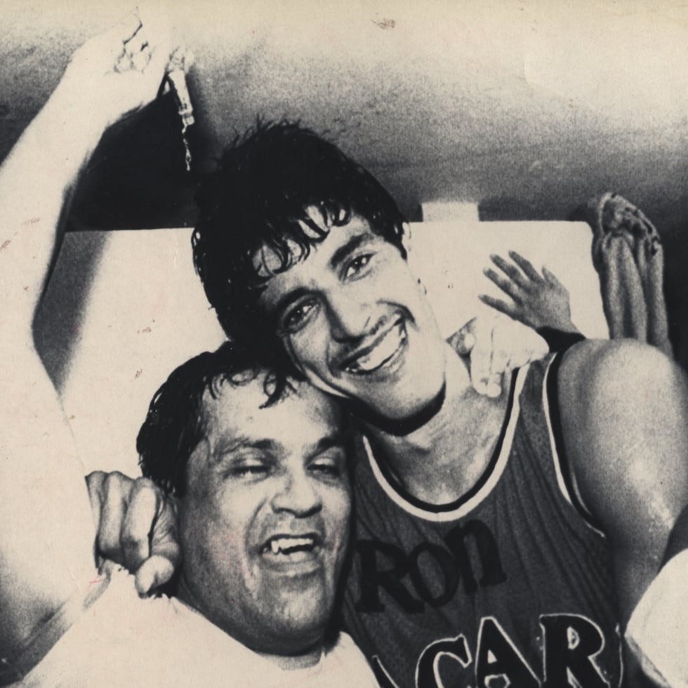 José "Piculín" Ortiz celebrando el campeonato de los Atléticos de San Germán junto a su mentor Armandito Torres. Con Piculín el equipo dominó los torneos de 1985, 1991 y 1994.