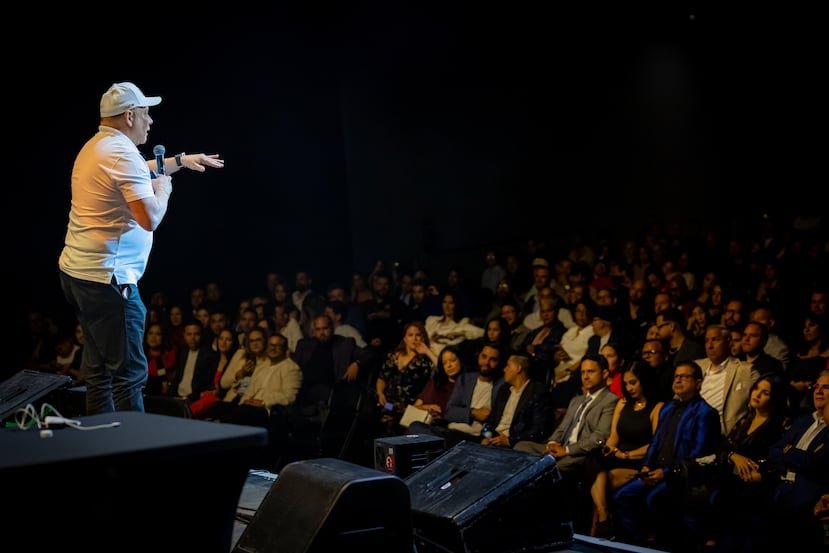 El conferencista, autor y motivador mexicano Alex Dey fue orador en el "Kick Off 2025”, celebrado en el Coca-Cola Music Hall.