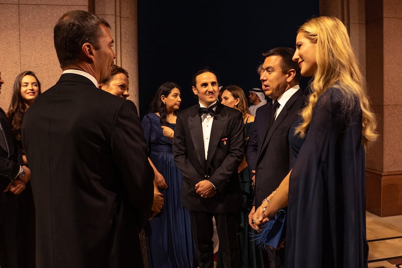 El VI marqués de Lises, Luis Felipe Fernández-Salvador y Campodónico, entrega el galardón TEON al presidente de Barnes International,Thibault de Saint Vincent, en la gala celebrada en el Emirates Palace, con presencia de casas reales, jefes de Estado, representantes de fondos soberanos y empresarios. El VI marqués de Lises, Luis Felipe Fernández-Salvador y Campodónico, anunció en Abu Dabi la expansión internacional de The Embassy of Nature (TEON), una organización dedicada a la diplomacia cultural y ambiental que promueve un modelo de desarrollo basado en la naturaleza, la cultura y los negocios. EFE/The Embassy of Nature