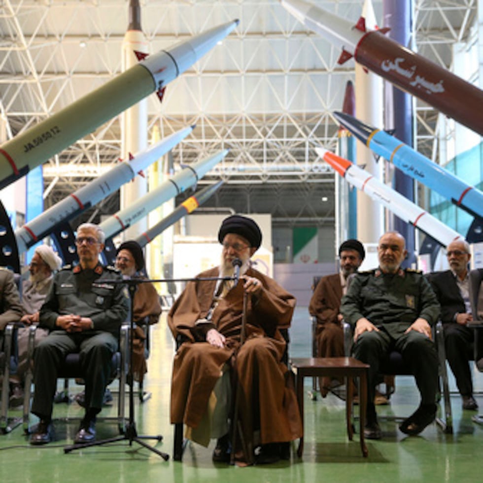 ARCHIVO - En esta foto publicada por un sitio web oficial de la oficina del líder supremo iraní, el líder supremo ayatolá Ali Jamenei, centro, acompañado por los comandantes de las fuerzas armadas, visita una exposición de los logros aeroespaciales de la Guardia Revolucionaria, en Irán, 19 de noviembre de 2023. (Oficina del Líder Supremo iraní vía AP, Archivo)