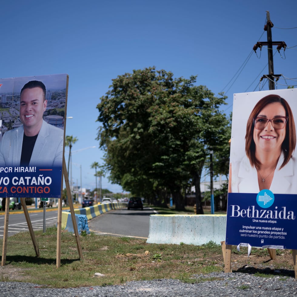 Afiches de las candidaturas de Hiram Torres Montalvo y Bethzaida Rodríguez Torres, dos de los seis aspirantes a ocupar la silla del fenecido alcalde Julio Alicea Vasallo, en Cataño.