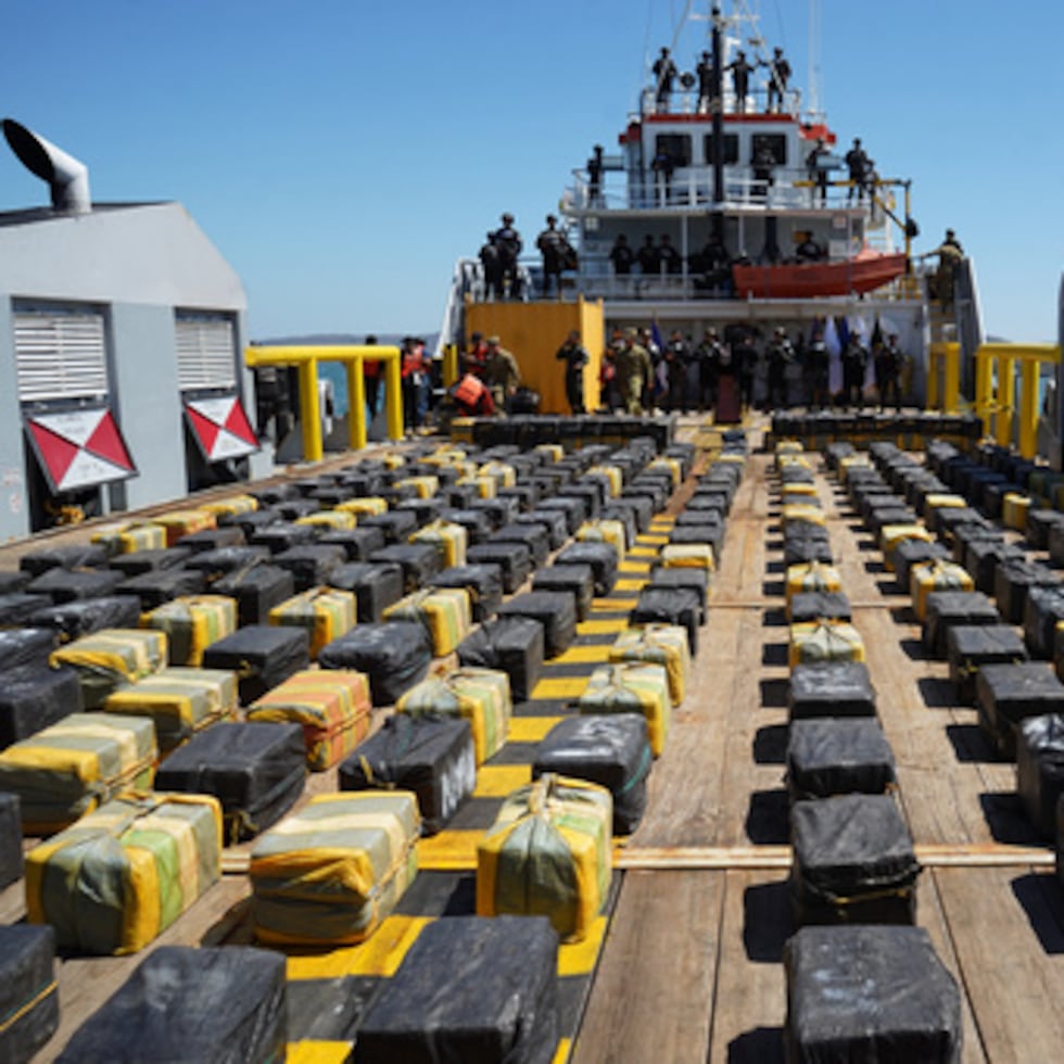 Drogas incautadas por la Armada de El Salvador son exhibidas durante una conferencia de prensa en Puerto la Unión, El Salvador, el jueves 19 de febrero de 2026.