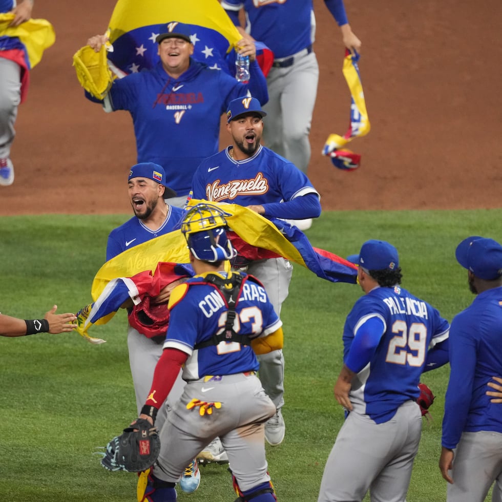 Jugadores de Venezuela celebran sobre el terreno de juego.