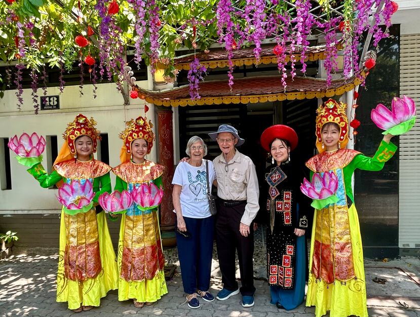La autora Georgina Cruz, junto a su esposa Humberto, frente a la casa de una familia de artistas vietnamitas. (Foto: Georgina Cruz)
