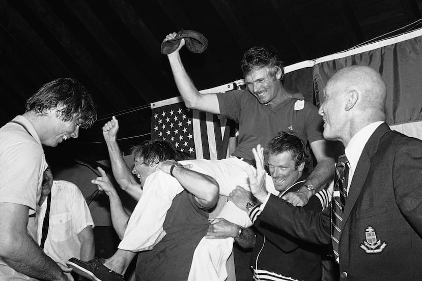ARCHIVO - Ted Turner, en el centro, es llevado en hombros por su tripulación tras una conferencia de prensa después de que su embarcación, el Courageous, ganara la Copa América de vela el 19 de septiembre de 1977 en Newport, Rhode Island. A la derecha se encuentra Bill Ficker, patrón del Intrepid, ganador de la copa en 1970. (Foto AP/J. Walter Green, Archivo)