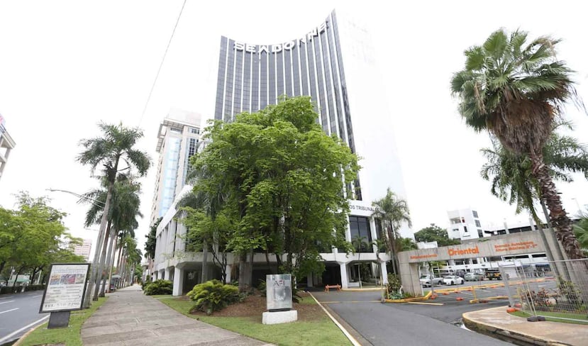 En algunos edificios de la zona bancaria como Seabourne, sede de la Junta de Supervisión Fiscal, Oriental Bank y el Tribunal de Apelaciones, se colocaron tormenteras.