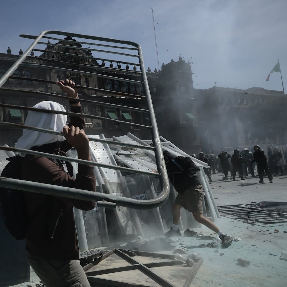 Cientos de manifestantes se enfrentaron con integrantes de la policía en una protesta este sábado, en las inmediaciones del Palacio Nacional en Ciudad de México, en descontento hacia el gobierno de la presidenta Claudia Sheinbaum.